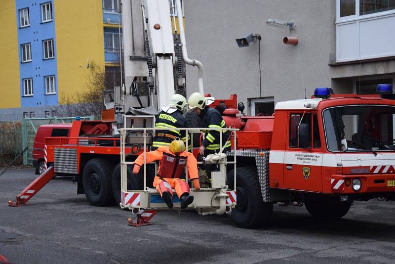 15. 12. 2016 proběhlo na stanici HZS Příbram slavnostní předání nové seskokové podušky 