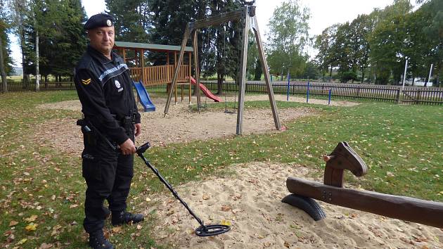 Petr Krch, velitel městské policie, s detektorem kovů. 