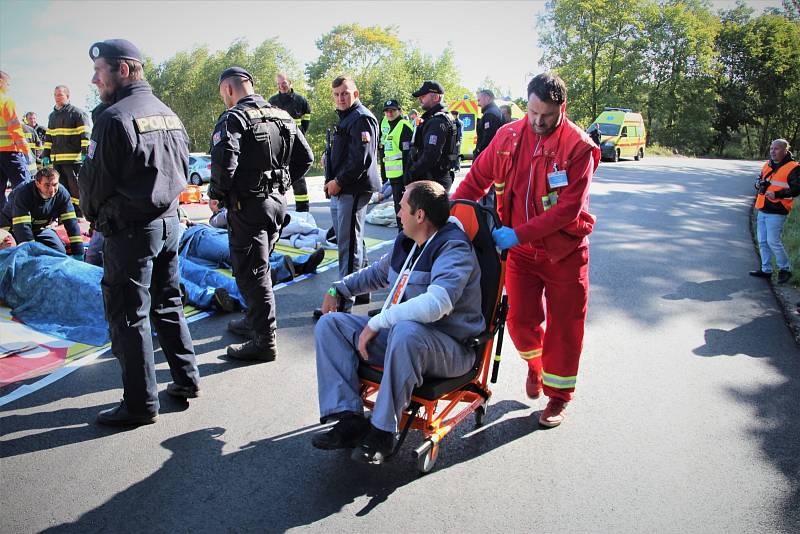 Při netradičním cvičení utekli z havarovaného vězeňského autobusu dva vězni.