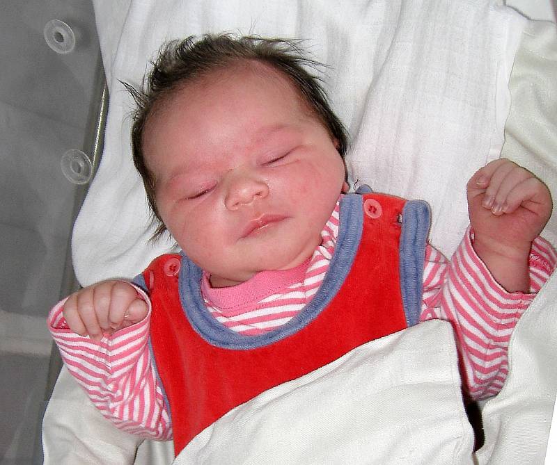 Šarlota Vašková, první štěstíčko maminky Mariky a tatínka Karla z Milína, prvně otevřela očka ve čtvrtek 2. dubna a u jména má z toho dne zapsánu váhu 4,15 kg a míru 51 cm.