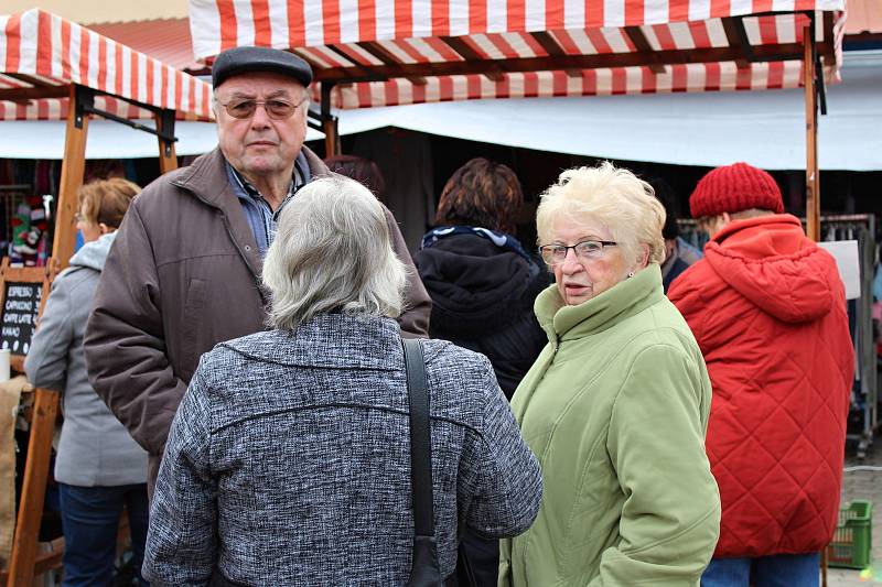 K nákupům zeleniny, ovoce, medu, adventní výzdoby a horkých nápojů návštěvníkům zahrál koledy Pokleslý orchestr lidových umění Dobříš.