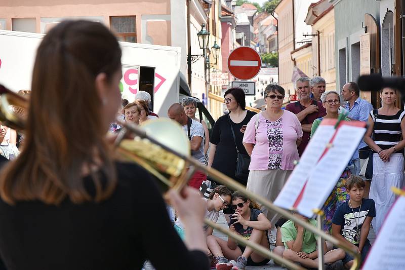 Po celý den se konaly samostatné koncerty po celém městě Příbrami. Hudba zazněla na netradičních místech, jakými je například prostor před Oblastní nemocnicí, domov seniorů, obchodní dům, pěší zóna, náměstí a cáchovna dolu Anna.