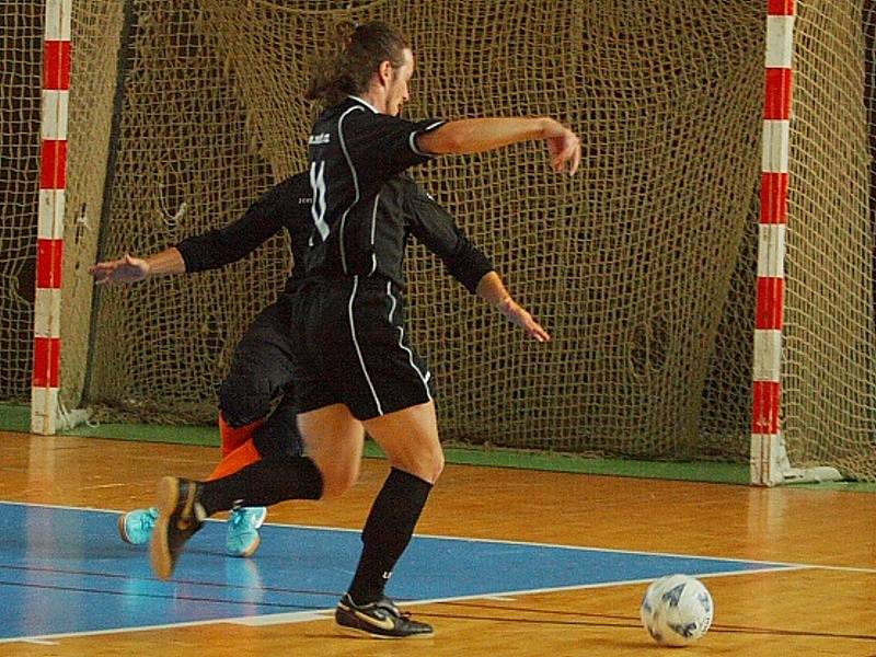 Semifinále krajské části Poháru ČMFS: OTH (černí) - Mladá Boleslav (5:9).