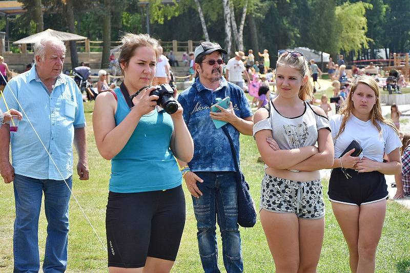 Klání netradičních plavidel, osazených pestrými, ještě netradičnějšími posádkami se odehrávalo hned v několika disciplínách v areálu na koupališti Nový rybník.