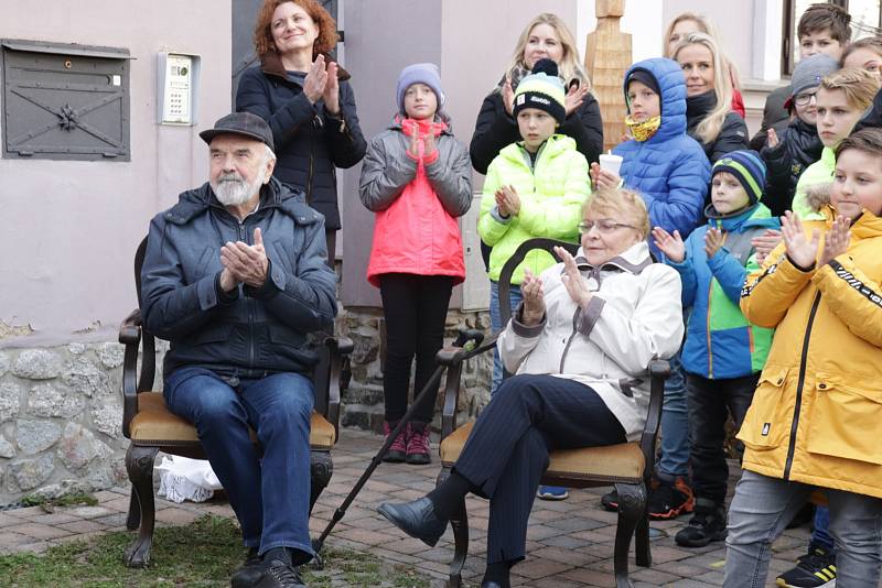 Z odhalení pamětní desky největšímu českému géniovi a vynálezci Járovi Cimrmanovi na domě čp. 12 v Dělnické ulici ve Staré Huti.