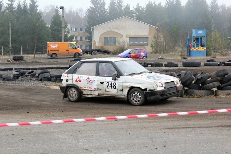 I přes chladné počasí jezdci potěšili diváky hezkými jízdami v areálu bývalých kasáren. FOTO. Radek Ctibor