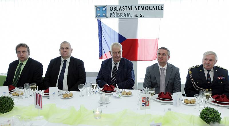 Po návštěvě krajského úřadu se Miloš Zeman vydal do příbramské nemocnice.