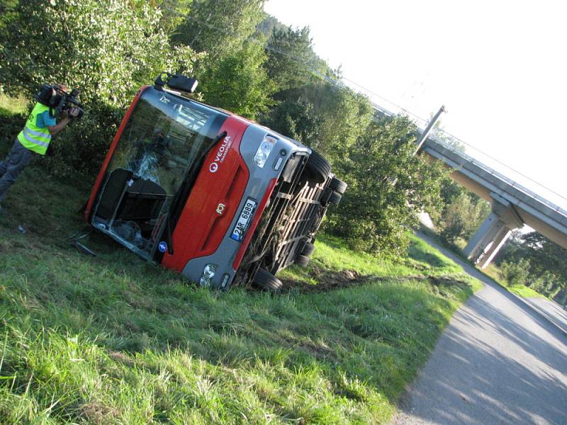 Převrácený linkový autobus u Milína.