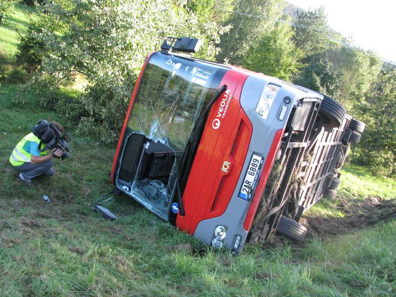 Převrácený linkový autobus u Milína.