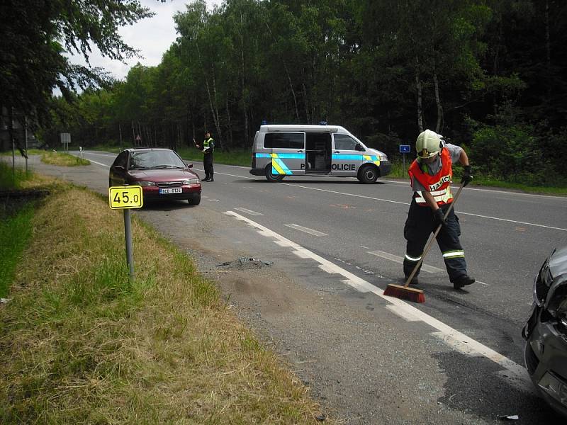 Nehoda pěti osobních aut na strakonické silnici u Bytízu.