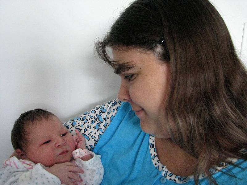 Domů do Prostřední Lhoty si své první děťátko – dcerku Michaelu Rouskovou, která se narodila v pondělí 11. června, vážila 3,89 kg a měřila 52 cm, odvezou maminka Pavlína a tatínek Jaroslav.