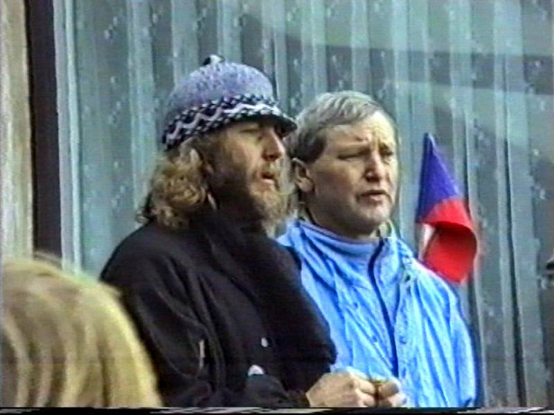 Jaroslav Fous (vlevo), jeden z lídrů listopadových událostí roku 1989 na Příbramsku na Vystrkově 26. listopadu 1989, kam se průvod demonstrantů vydal z Příbrami.