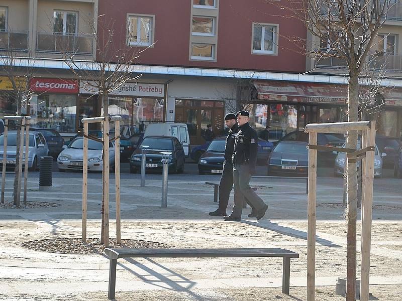 Společná policejní hlídka na náměstí 17. listopadu.