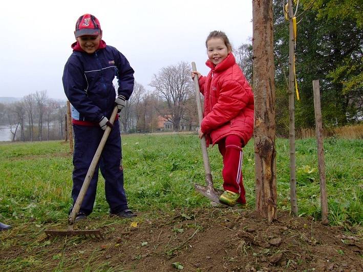 Na hrázi jineckého rybníka pořizoval Český rozhlas Region nahrávku dvou pořadů.