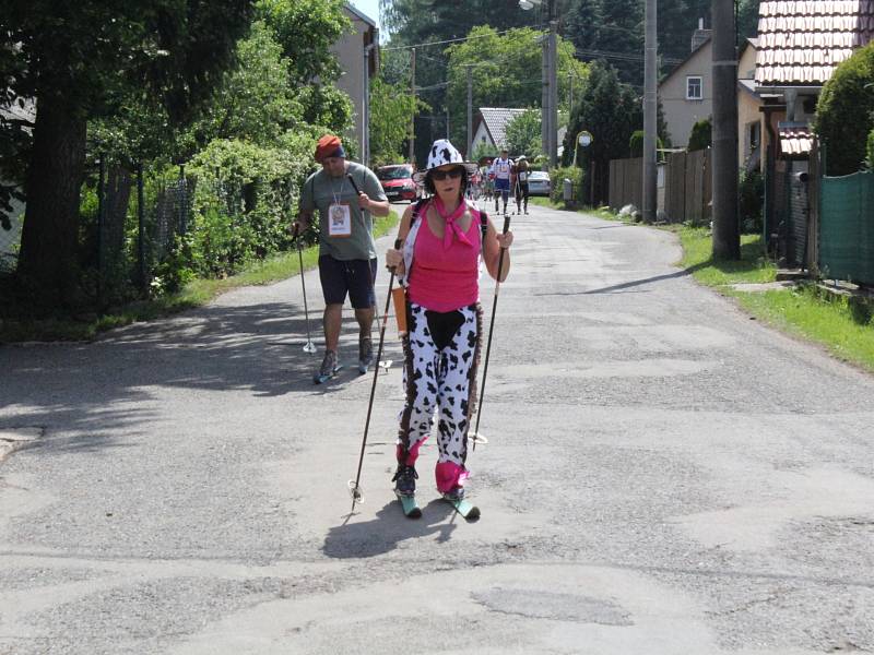 V ulicích obce Obecnice se soutěžilo v lyžování. I letos se našla v obci řada zájemců o účast v zábavném závodu na lyžích ulicemi Obecnice..