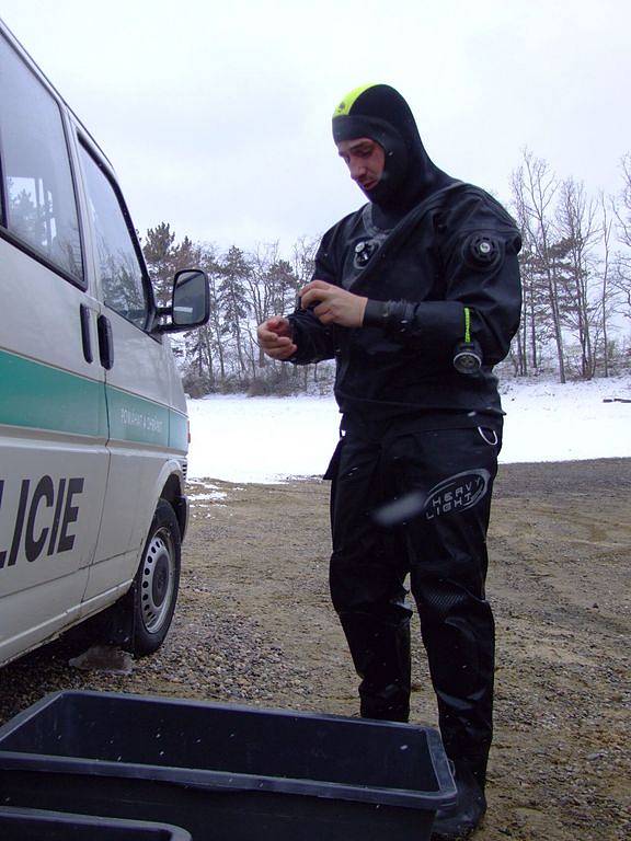 Policejní potápeči už druhý týden hledají dva muže pod hladinou Orlické přehrady. Na Vltavu se vydali na ryby a zůstala po nich převržená pramice.