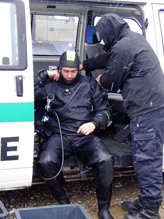 Policejní potápeči už druhý týden hledají dva muže pod hladinou Orlické přehrady. Na Vltavu se vydali na ryby a zůstala po nich převržená pramice.