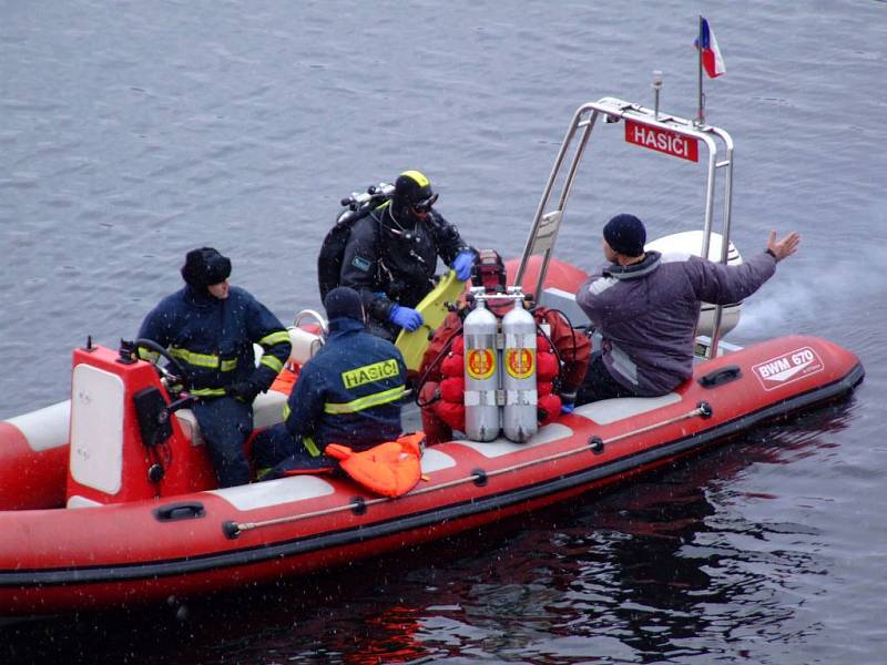 Policejní potápeči už druhý týden hledají dva muže pod hladinou Orlické přehrady. Na Vltavu se vydali na ryby a zůstala po nich převržená pramice.