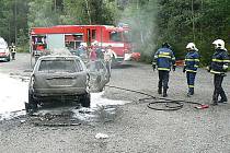Hasiči vyjížděli o víkendu ke dvěma požárům osobních vozidel. Obě auta začala hořet za jízdy.