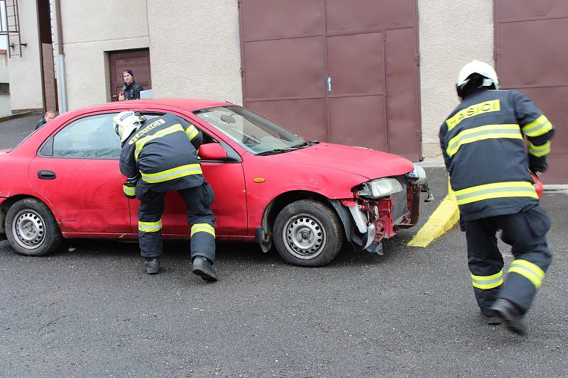 Po předání techniky a přípitku následoval raut, po kterém hasiči předvedli novou techniku přímo v akci při simulovaném vyproštění řidiče havarovaného automobilu.