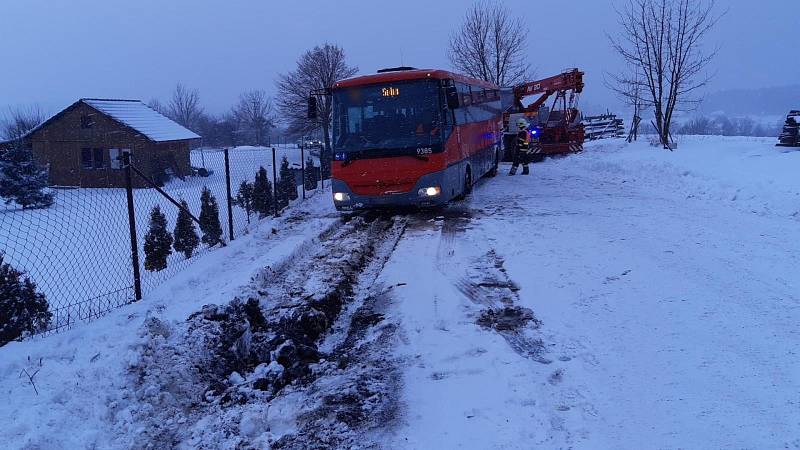 Nehoda autobusu u Obecnice na Příbramsku.