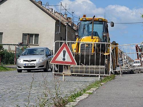 Silnice se propadla kvůli vodě, jež podemlela půdní podklad a vytvořila dutinu.