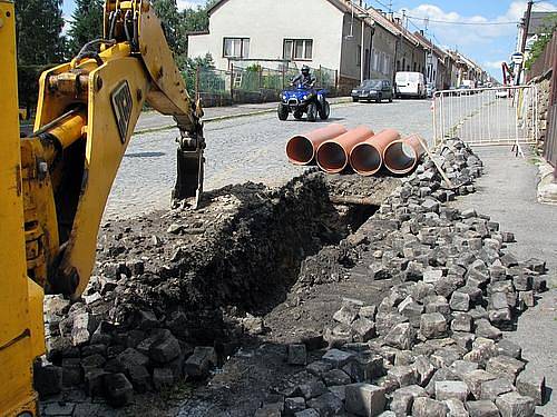 Silnice se propadla kvůli vodě, jež podemlela půdní podklad a vytvořila dutinu.