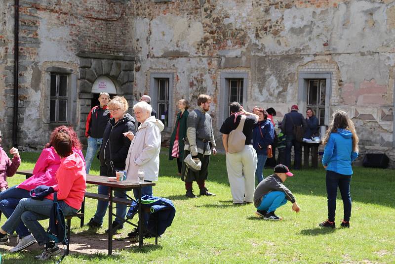 Z prohlídky zámku v Rožmitále pod Třemšínem při zahájení turistické sezony.