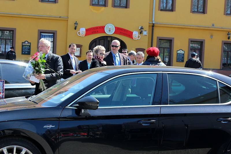 Návštěva prezidenta Miloše Zemana v Jincích. Setkání s veřejností na náměstí.