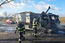 Z požáru nákladního auta na Příbramsku 23. února 2022.