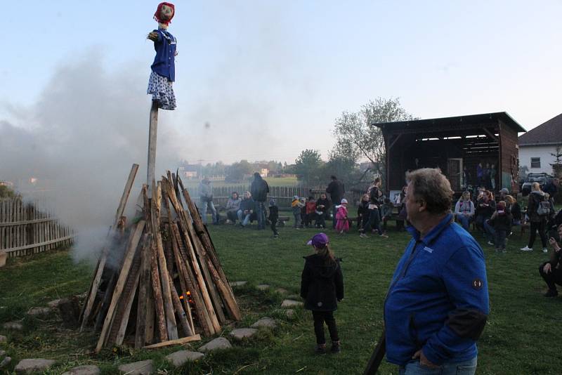 Pálení čarodějnic na K-farmě v Žežicích.