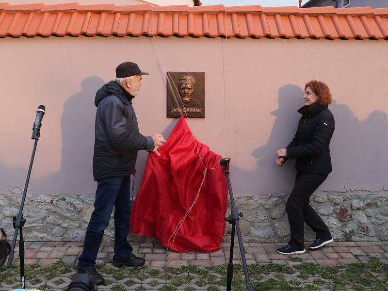 Z odhalení pamětní desky největšímu českému géniovi a vynálezci Járovi Cimrmanovi na domě čp. 12 v Dělnické ulici ve Staré Huti.