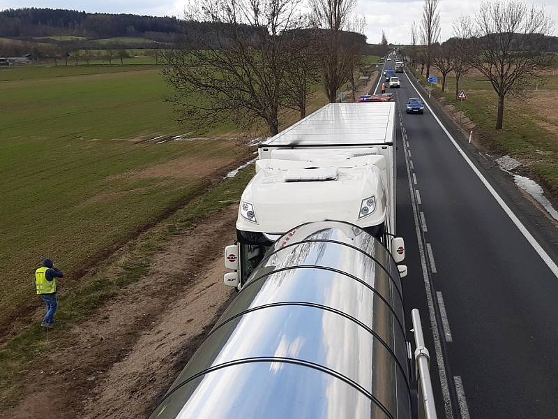 Dopravní nehoda dvou kamionů na silnici I/4 poblíž osady Vrančice-Životice jižně od Milína.