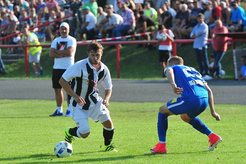 Stadion V Lipkách v Dobříši zažil ve středu v podvečer fotbalový svátek. K utkání 2. kola českého poháru MOL Cup sem přijel prvoligový tým Slovan Liberec.