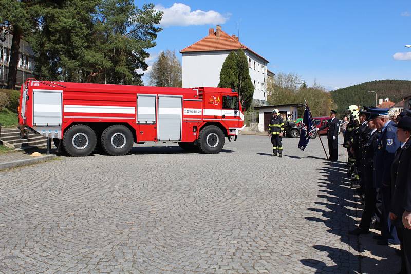 Hasiči v Kamýku nad Vltavou slavnostně křtili nový zásahový vůz.