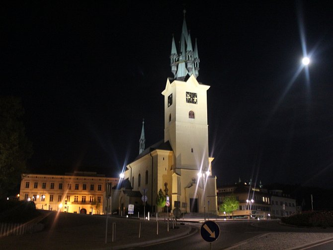 Kostel sv. Jakuba v Příbrami v nočním nasvícení.