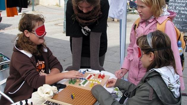 Zájemci si mohli vyzkoušet i různé stolní hry pro nevidomé