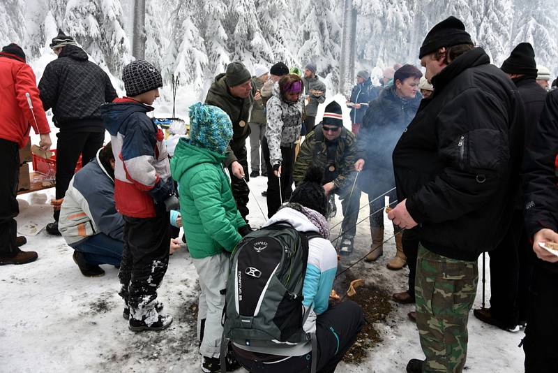 Čím výše účastníci stoupali, tím bylo okolí krásnější, v lese bylo téměř 50 centimetrů sněhu.Na Pražáku na příchozí čekaly medaile, červené razítko, pečení buřtíků a teplé alkoholické i nealkoholické nápoje.