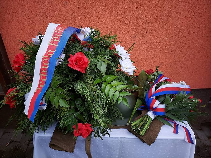Pamětní deska hrdinovi protinacistického odboje Františku Závorkovi byla v pátek 13. ledna odhalena na jeho rodném domě v Příbrami.