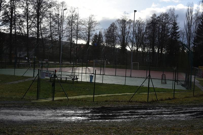 Stavba skateparku začala takzvaně přímo na zelené louce v katastru starého Rožmitálu u multifunkčního hřiště v blízkosti sportovního areálu házenkářského hřiště.