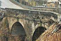 Odborníky na výškové práce, kteří pracují v sedácích zavěšeni na lanech, mohou v akci zastihnout všímaví lidé při opravě mostu přes potok Mastník v Osečanech-Podskalí.