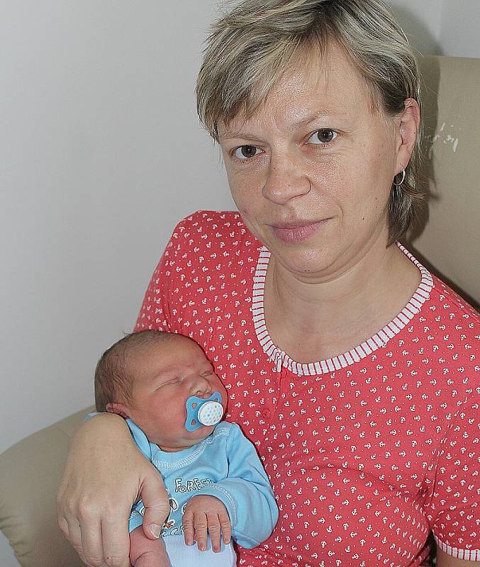 Osmiletá Beátka, dcerka maminky Dany a tatínka Patrika z Příbrami , se těší z brášky Jáchyma Feila, který se narodil v úterý 18. listopadu o váze 4,09 kg a míře 52 cm. 