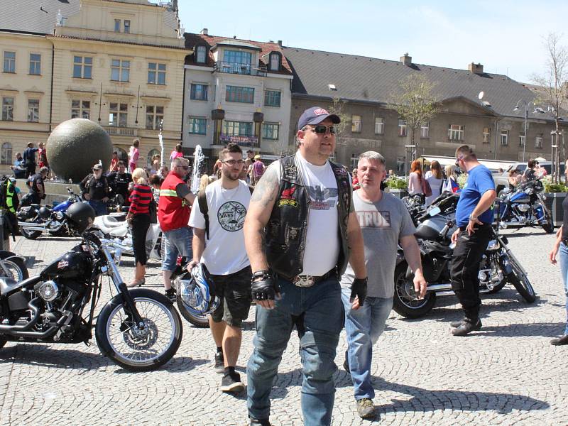 V Příbrami se opět sešli milovníci motorek i nejrůznějších vozidel ke spanilé jízdě po nejkratší Route 66 na světě.