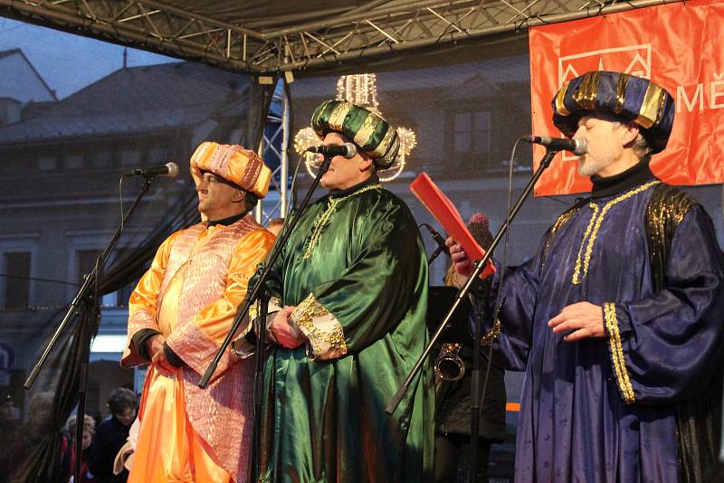 Tradiční průvod Tří králů přilákal stovky lidí a zahájil letošní tříkrálovou sbírku.