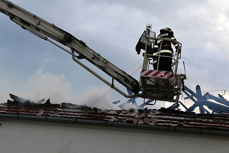 Požár budovy bývalého zemědělského statku v Ouběnicích. Podnikalo v nich několik firem. Foto: Markéta Lišková