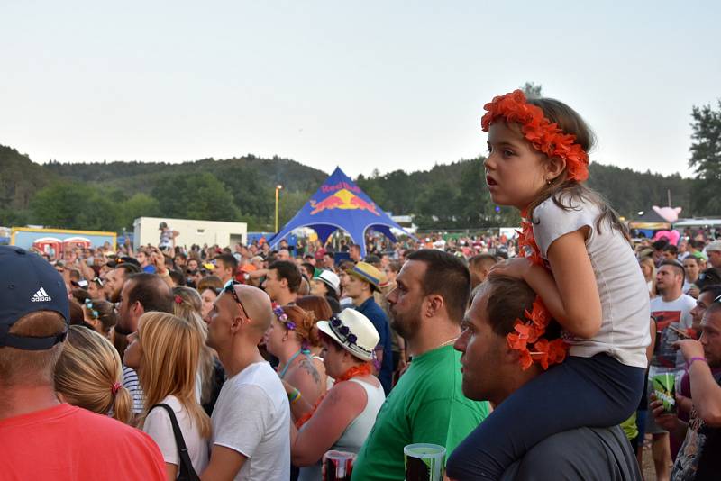 Letní festival v příjemném prostředí, přímo na pláži, byl v tropickém počasí volbou několika tisíců návštěvníků.