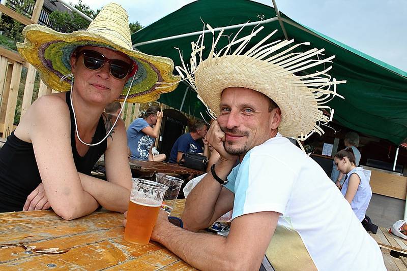 Kempy na Orlické přehradě ožily. Klidnější jsou Popelíky, zato na Trhovkách potkáte i souseda. Martina a Martin Lotrovi na cestě po břehu Vltavy.