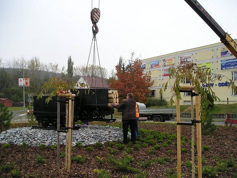 Zkrášlení kruhového objezdu u archivu v Příbrami zakončilo osazení dvou huntíků