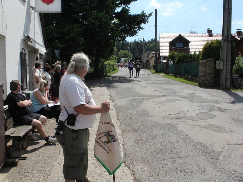 V ulicích obce Obecnice se soutěžilo v lyžování. I letos se našla v obci řada zájemců o účast v zábavném závodu na lyžích ulicemi Obecnice..