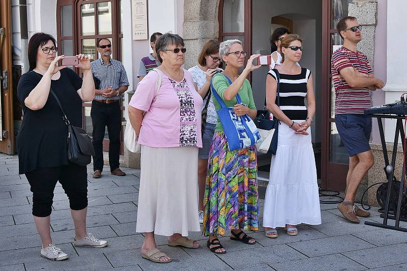 Po celý den se konaly samostatné koncerty po celém městě Příbrami. Hudba zazněla na netradičních místech, jakými je například prostor před Oblastní nemocnicí, domov seniorů, obchodní dům, pěší zóna, náměstí a cáchovna dolu Anna.